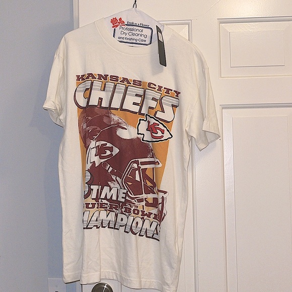 ABERCROMBIE & FITCH • MENS Official NFL CHIEFS Vintage Graphic Tee (M T) *NWT* - Picture 2 of 5